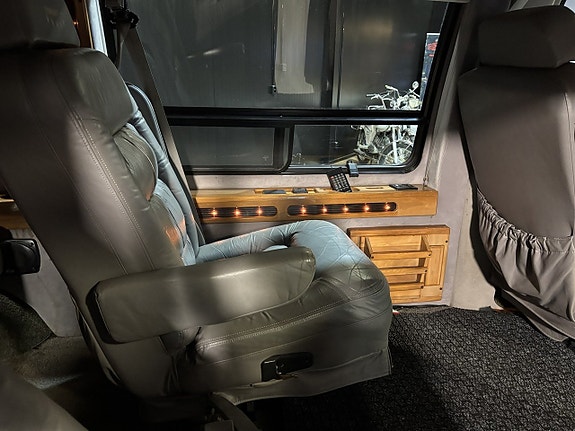 Chevrolet Express 9 of 22