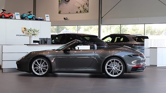 Porsche 911 Carrera 4 of 11