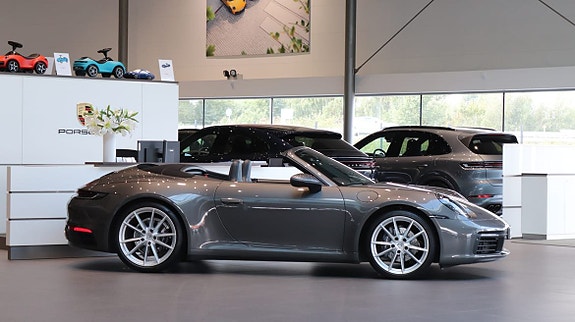 Porsche 911 Carrera 3 of 11