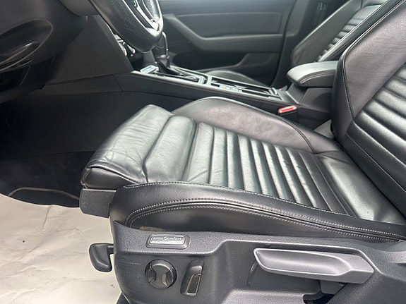Volkswagen Passat 12 of 17