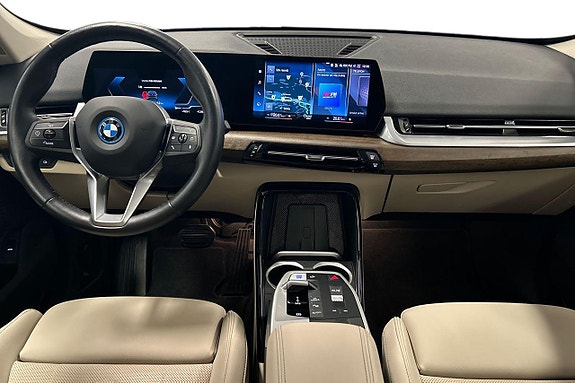 BMW iX1 8 of 18
