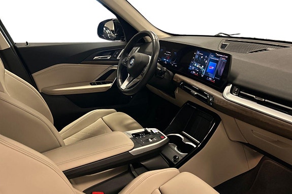 BMW iX1 6 of 18