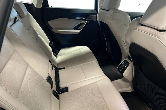 BMW iX1 7 of 18