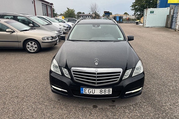Mercedes-Benz E220 2 of 12