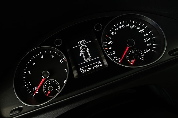 Volkswagen Passat 19 of 21