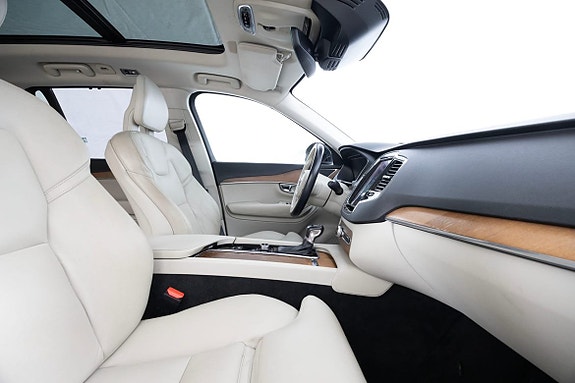Volvo XC90 13 of 27