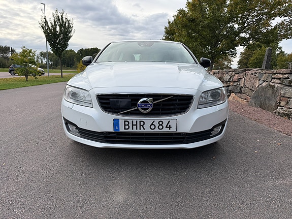 Volvo V70 2 of 14