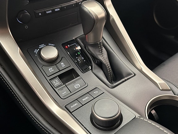 Lexus NX300h 22 of 30
