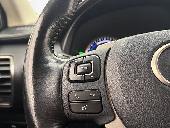 Lexus NX300h 14 of 30