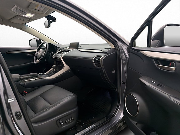 Lexus NX300h 23 of 30