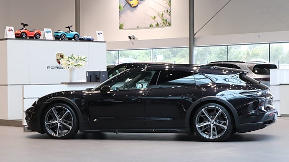 Porsche Taycan Cross Turismo 4 of 10