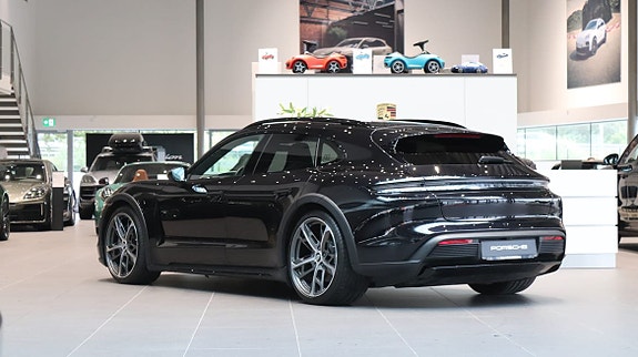 Porsche Taycan Cross Turismo 2 of 10