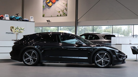 Porsche Taycan Cross Turismo 3 of 10