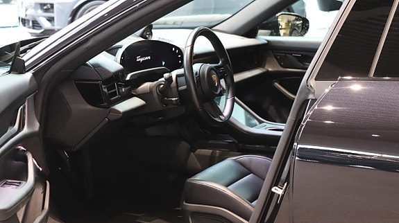 Porsche Taycan Cross Turismo 8 of 10
