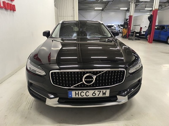 Volvo V90 Cross Country 2 of 10