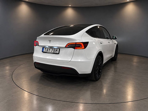 Tesla Model Y 3 of 19