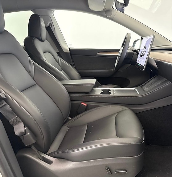 Tesla Model Y 4 of 19