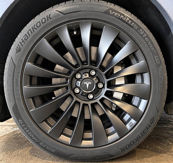 Tesla Model Y 18 of 19