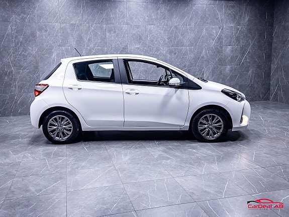 Toyota Yaris 8 of 28