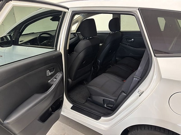 Kia Carens 7 of 9