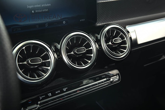 Mercedes-Benz GLB200 19 of 24