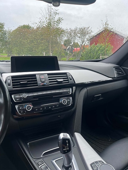BMW 320i 5 of 6