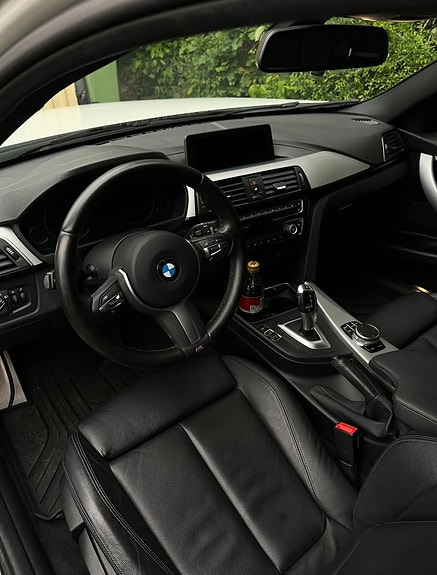 BMW 320i 4 of 6