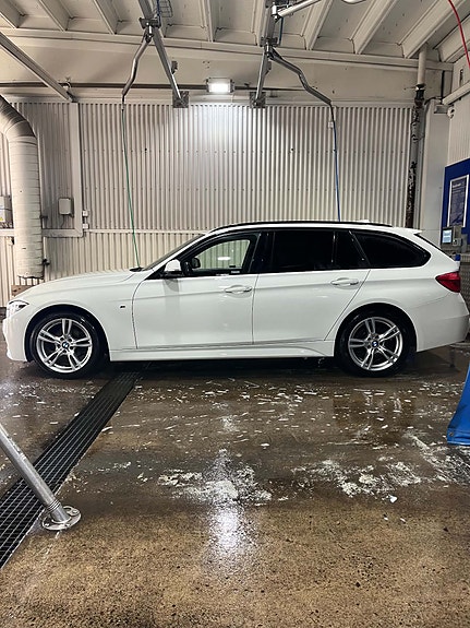 BMW 320i 3 of 6