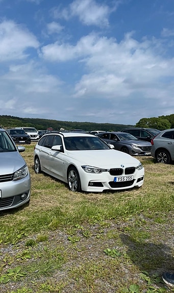 BMW 320i 2 of 6
