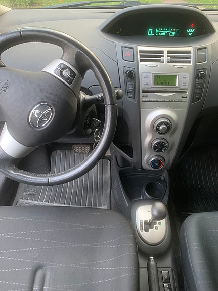 Toyota Yaris 9 of 13