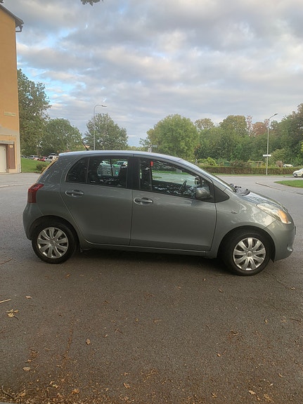 Toyota Yaris 4 of 13