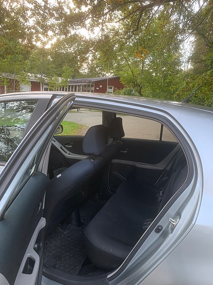 Toyota Yaris 11 of 13