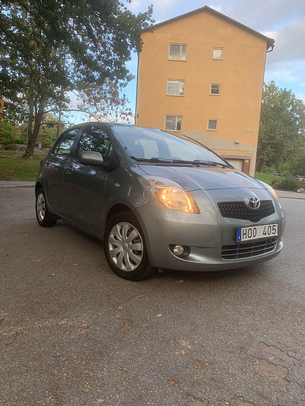 Toyota Yaris 2 of 13