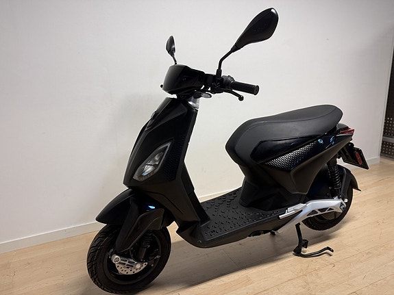 Piaggio 1 6 of 7