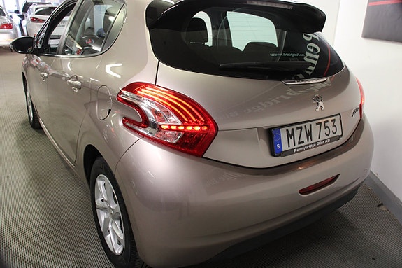 Peugeot 208 12 of 17