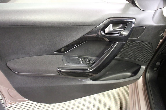Peugeot 208 8 of 17