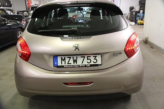 Peugeot 208 13 of 17