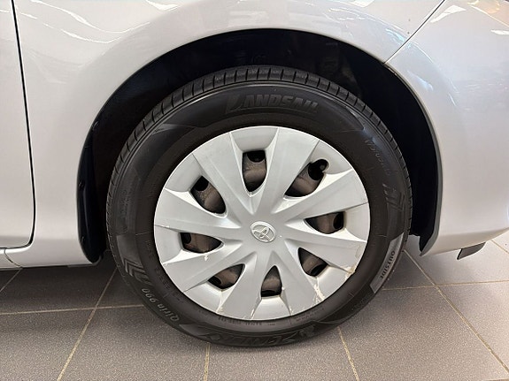 Toyota Yaris 14 of 21