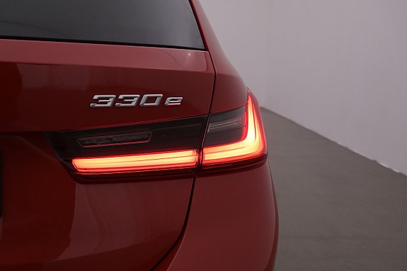 BMW 330e 25 of 27