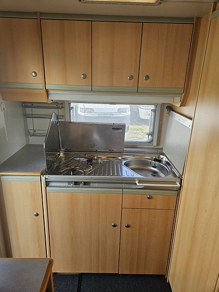Knaus 350 "dubbelsäng/överslaf " Totalvikt 900kg 5 of 9