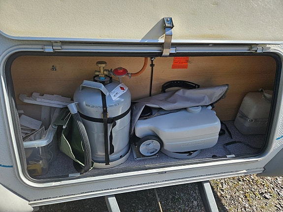 Knaus 350 "dubbelsäng/överslaf " Totalvikt 900kg 3 of 9