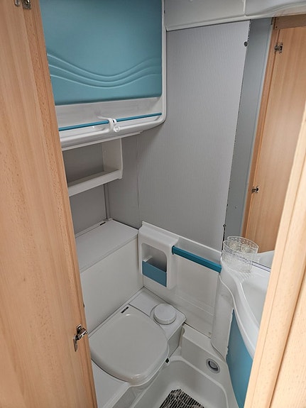 Knaus 350 "dubbelsäng/överslaf " Totalvikt 900kg 9 of 9