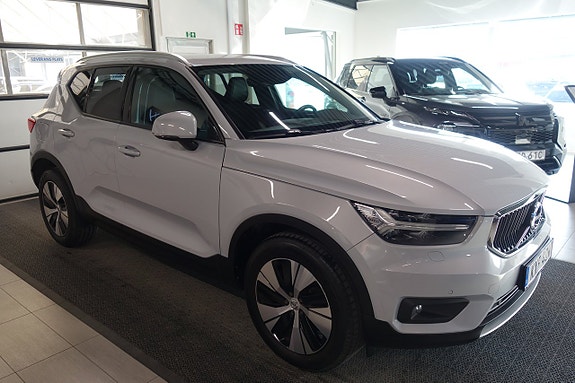Volvo XC40 2 of 6