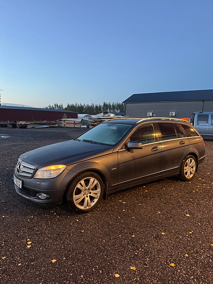Mercedes-Benz C220 3 of 6