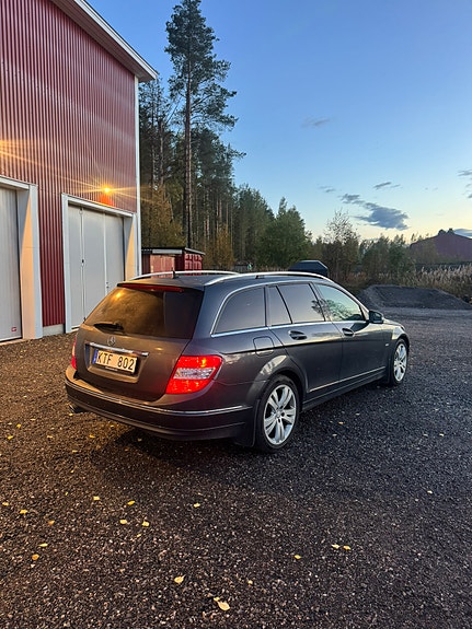 Mercedes-Benz C220 2 of 6