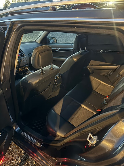 Mercedes-Benz C220 5 of 6