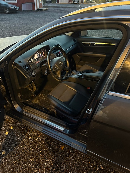 Mercedes-Benz C220 4 of 6