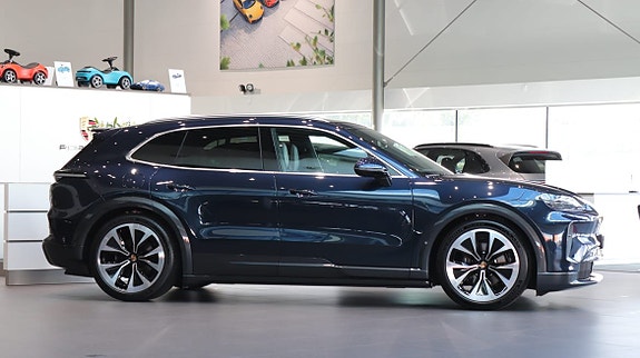 Porsche Cayenne 3 of 11
