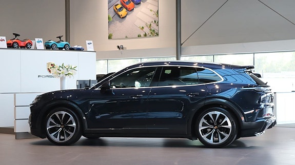 Porsche Cayenne 4 of 11