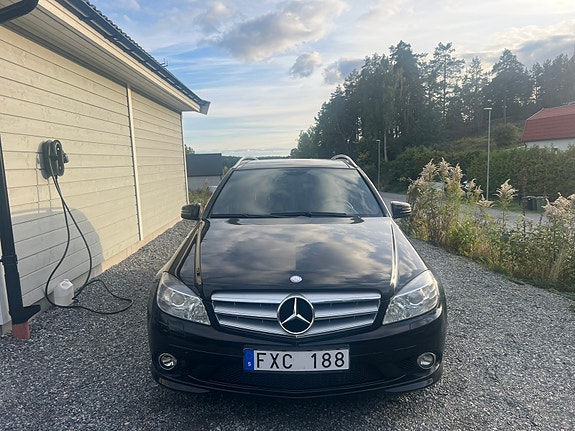 Mercedes-Benz C220 2 of 10
